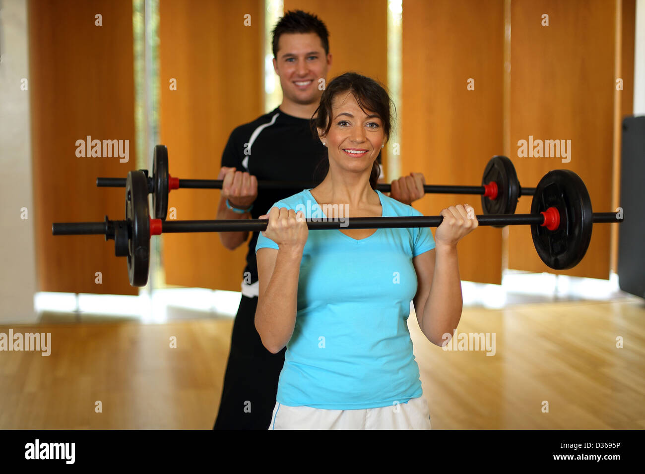 Menschen amüsieren sich Gewichtheben in ein Fitness-Studio Stockfoto