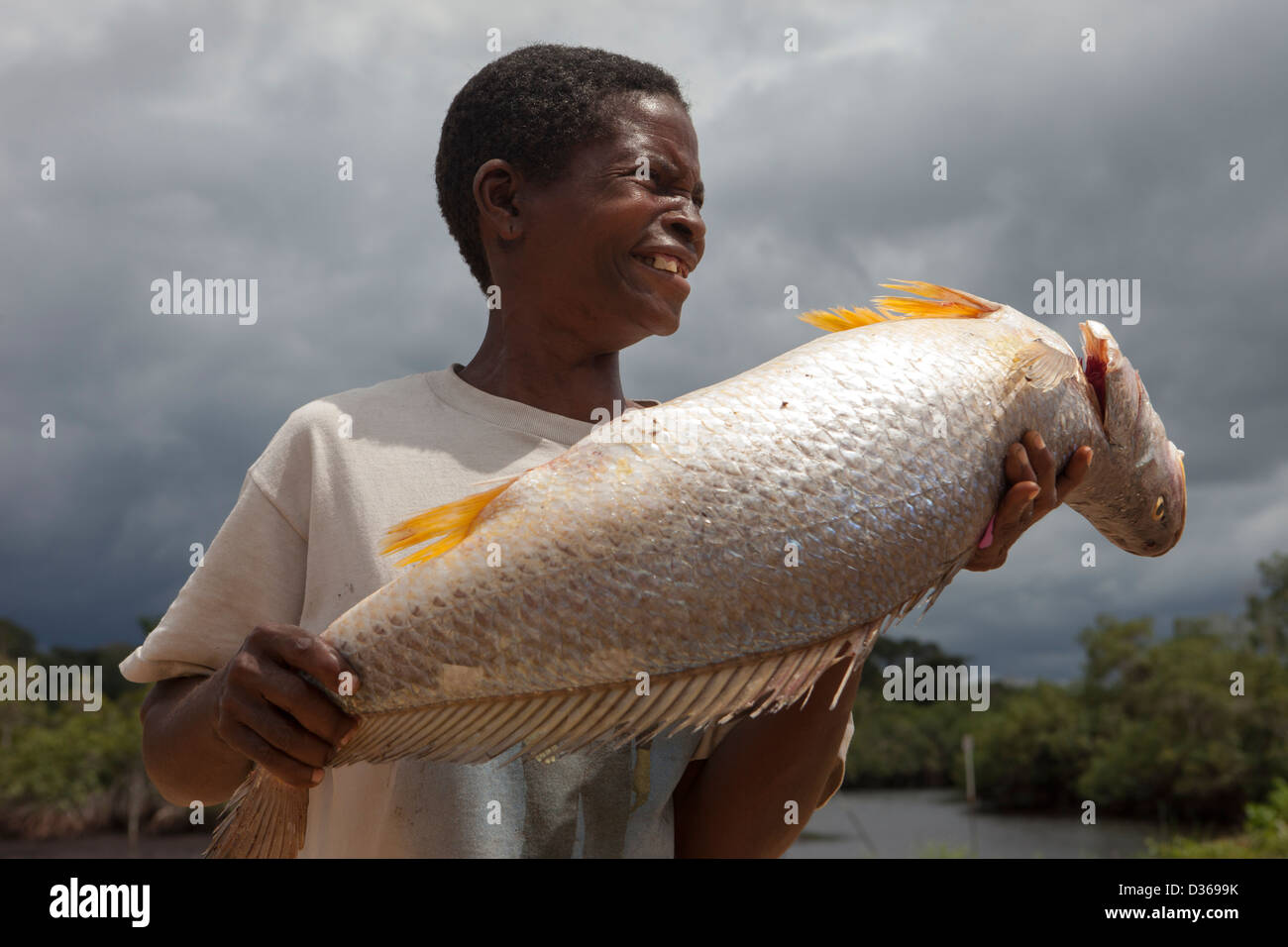 LIBREVILLE, Gabun, 5. Oktober 2012: Nationalparks Agentur Ecoguards geben die Fische, sie haben Confisctated vor Wilderern zu einem armen Bauerndorf am Fluss leben. Stockfoto