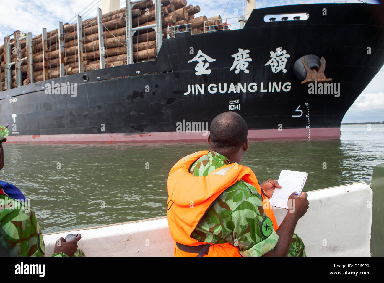 LIBREVILLE, Gabun, 5. Oktober 2012: Eco-Wachen prüfen ein chinesisches Schiff mit unbeschnittenen Holz geladen. Es ist illegal, Holz aus Gabun zu exportieren, ohne Verarbeitung im Land. Stockfoto
