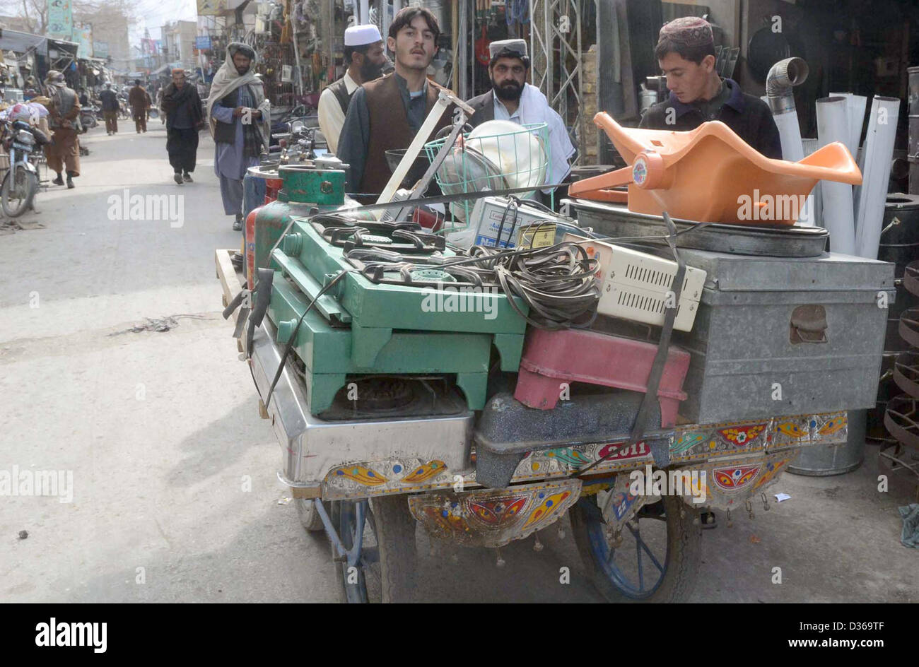 Mann verkauft und kaufen gebrauchte Artikel, um Lebensunterhalt für die Unterstützung seiner Familie auf seinem Push Cart auf einer Straße in Quetta auf Montag, 11. Februar 2013 zu verdienen. Stockfoto