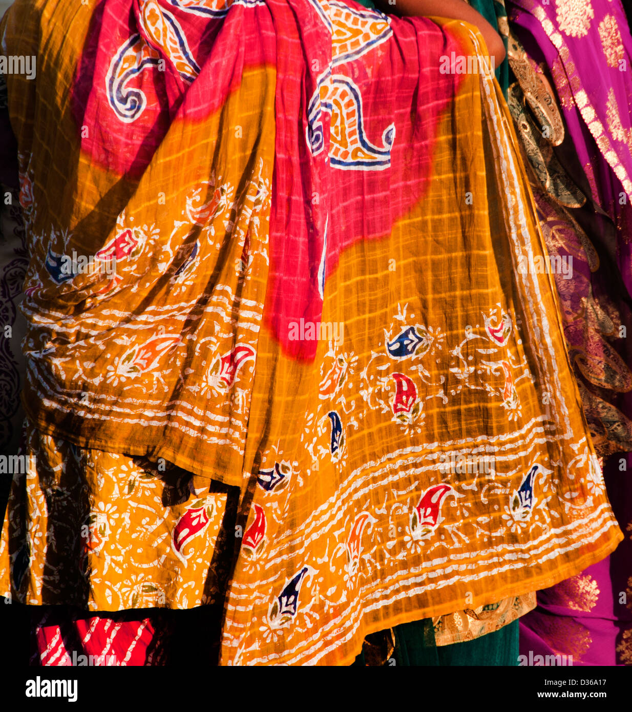 Strand Meer Waterfront Frau im Sari Puducherry (Pondicherry) Indien Tamil Nadu Stockfoto