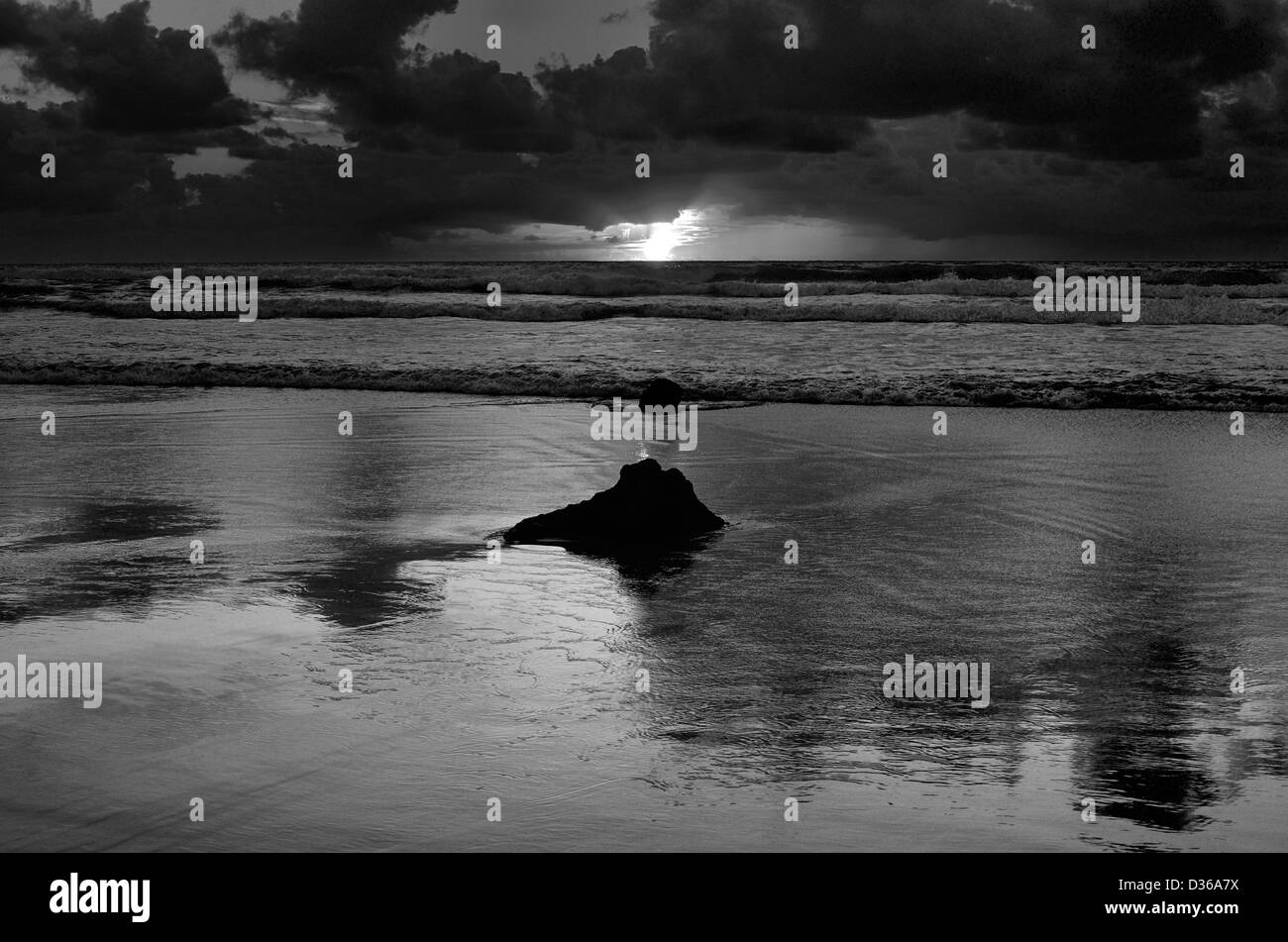 Portugal, Algarve: schwarz / weiß-Bild von einem Sonnenuntergang am Strand Praia do Tonel in Sagres Stockfoto