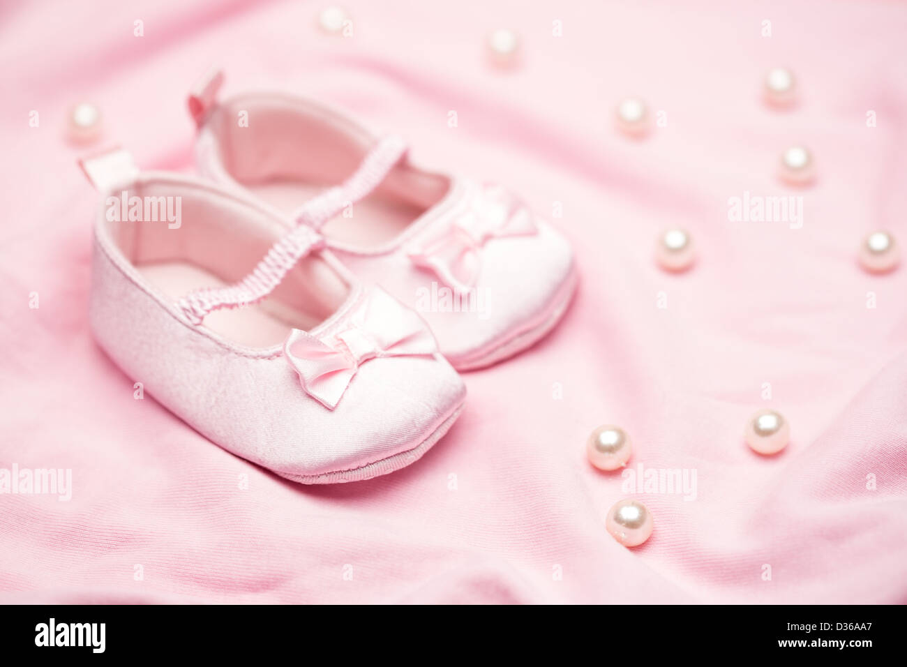 Baby Mädchen Rosa Schühchen auf rosa Decke Stockfoto