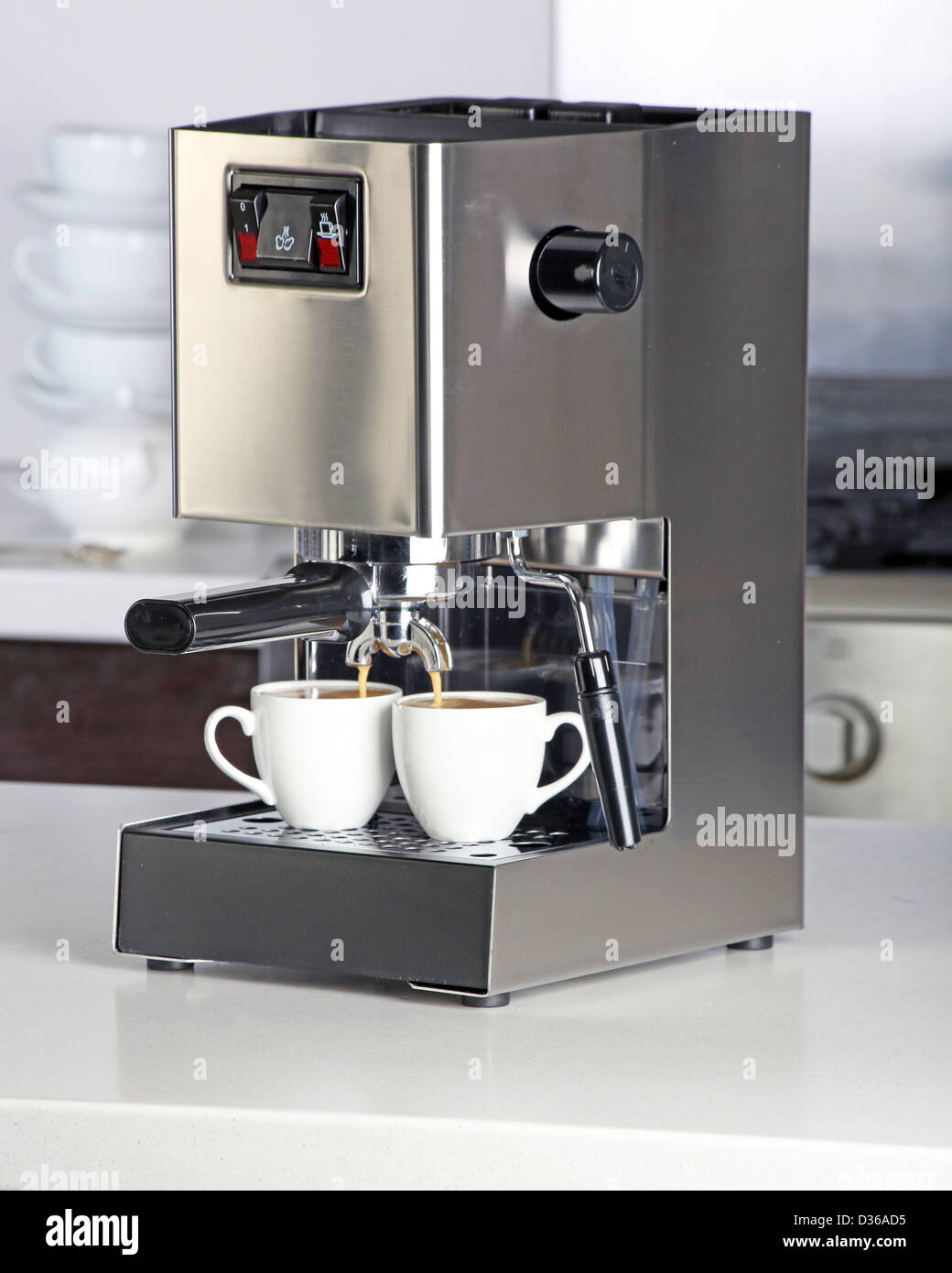 ZUBEREITUNG VON FRISCHEN ESPRESSOKAFFEE Stockfoto