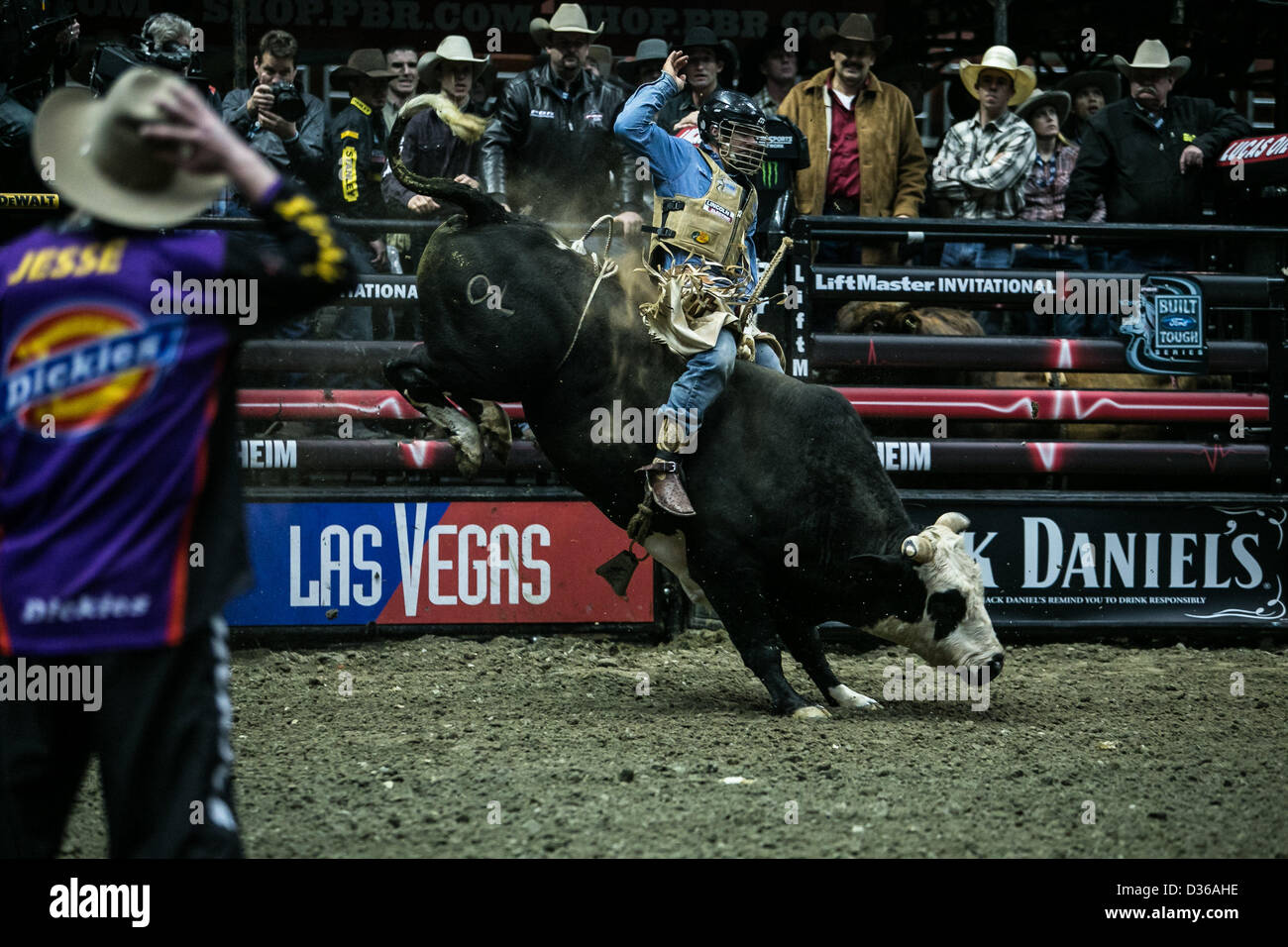 08.02.2013. Anaheim, Califonria, USA.  Mike Lee (Decatur, TX) während der Professional Bull Riders, Liftmaster Invitational im Honda Center in Anaheim, CA. Aktion Plus Sportbilder / Alamy Stockfoto