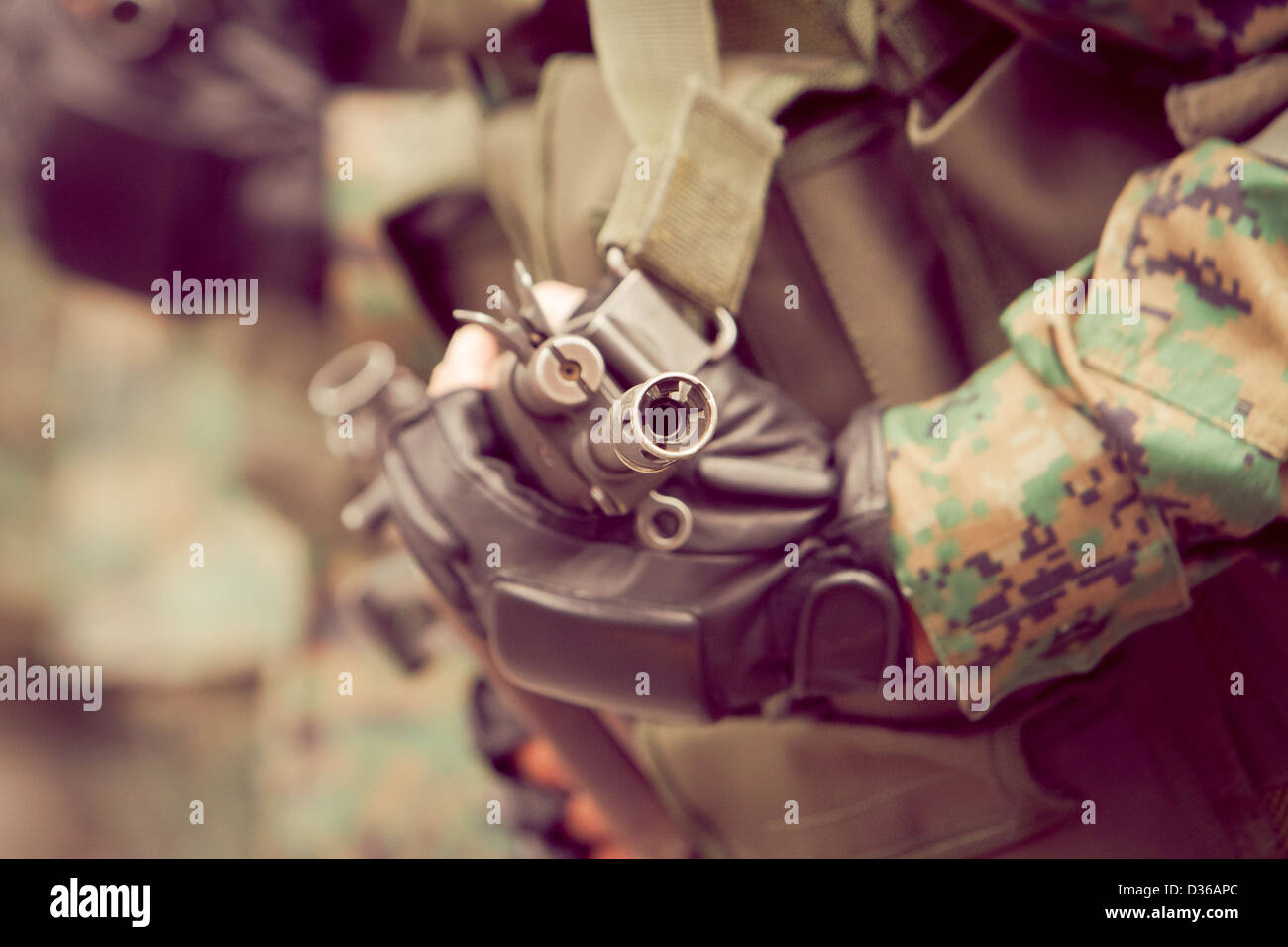 Soldaten mit Sturmgewehr und Camo Anzug Stockfoto