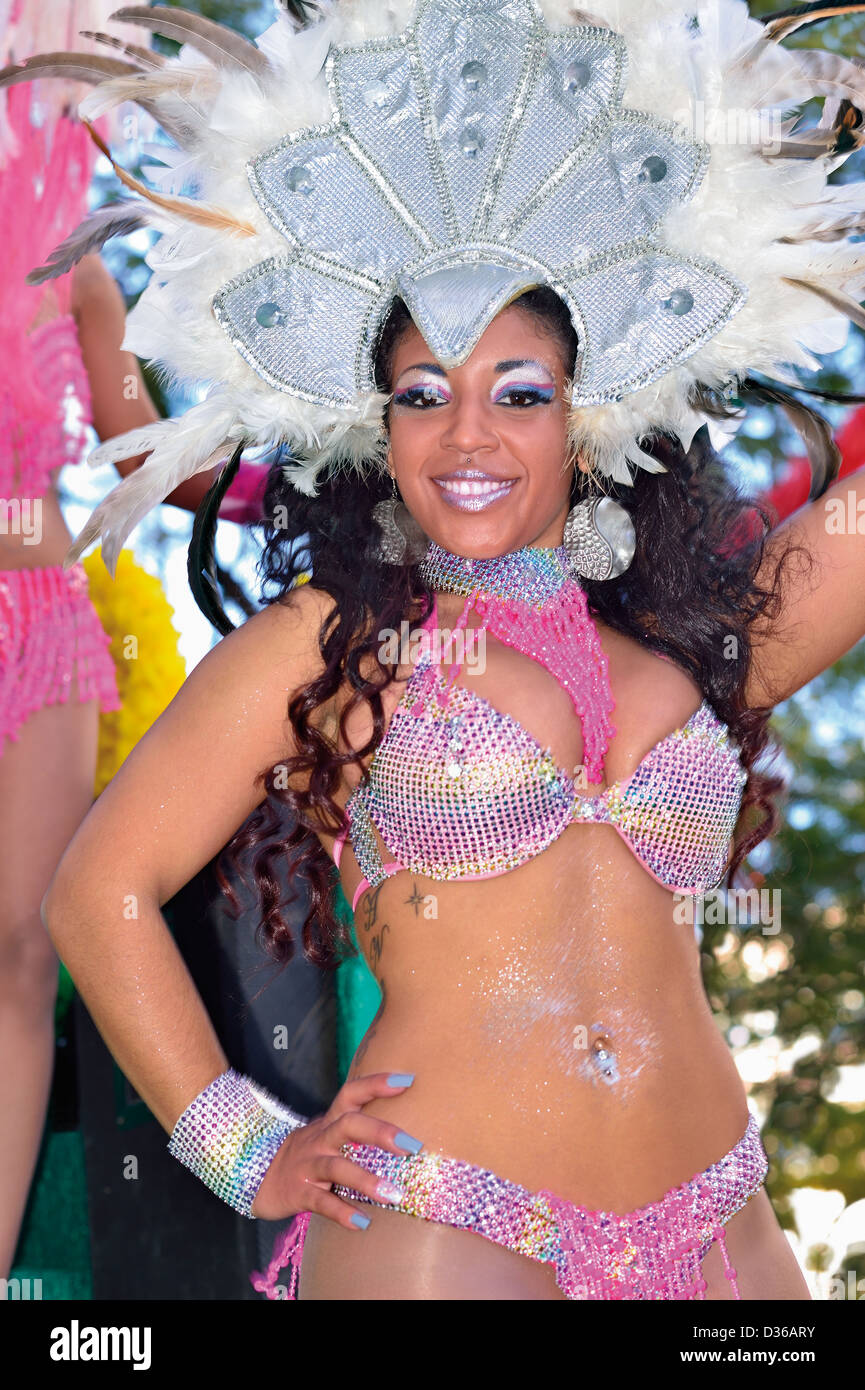 Portugal, Algarve: Brasilianische Tänzerin einer Samba-Gruppe an den Karneval von Loulé Stockfoto