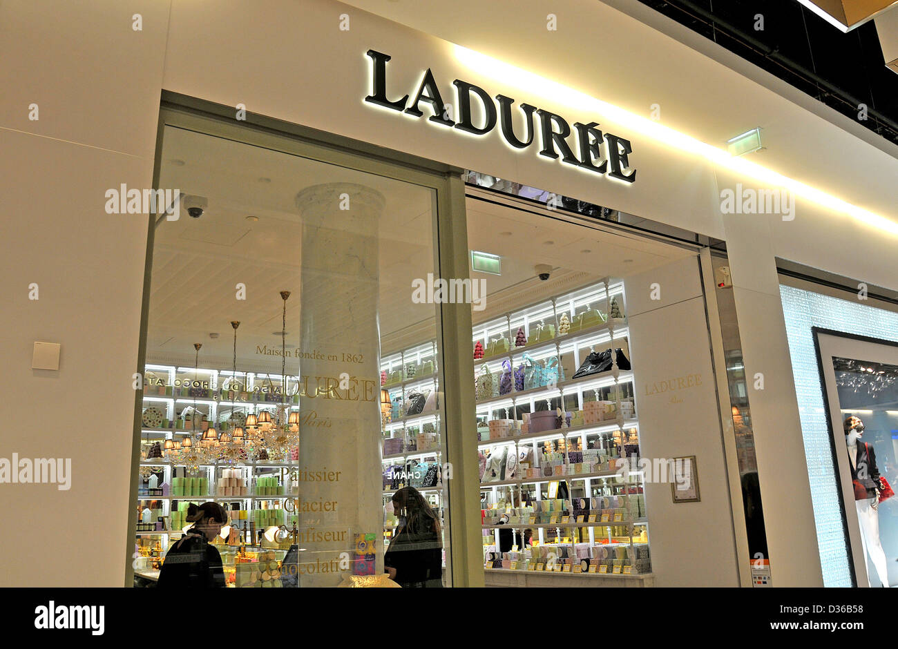 Ladurée Boutique terminal 2 Roissy CharlesdeGaulle Flughafen Paris Frankreich