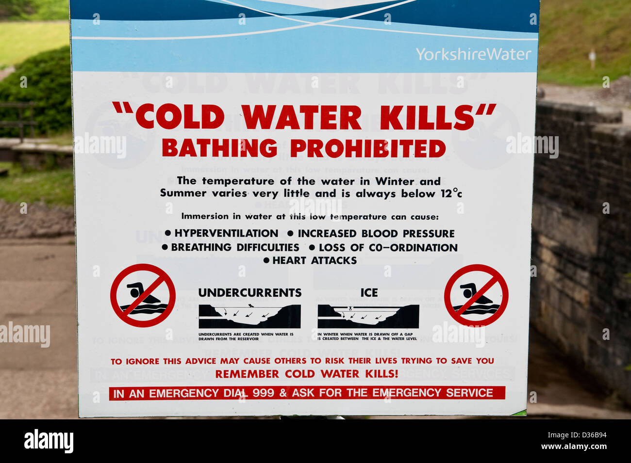 Warnschild zum Schwimmen oder Baden im Lower Dean Head Reservoir, West Yorkshire, UK Stockfoto