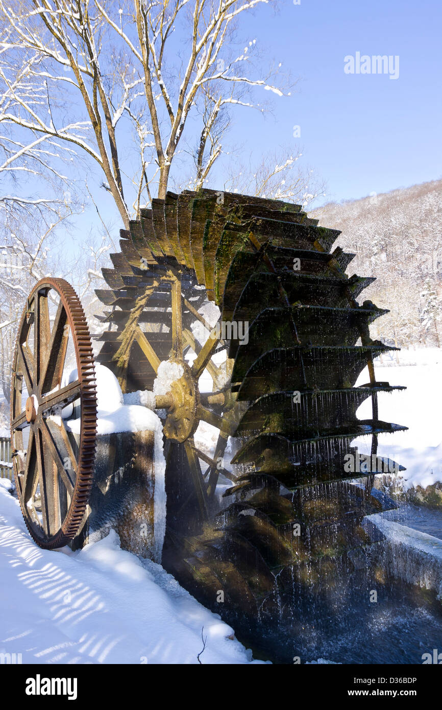 Alten Wasserrad von einer historischen Wassermühle Stockfoto