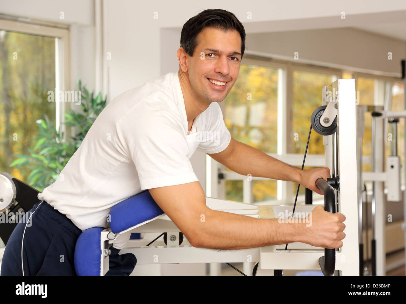 Sportlicher Mann ausüben und Gewichte zu heben, in ein Fitness-center Stockfoto