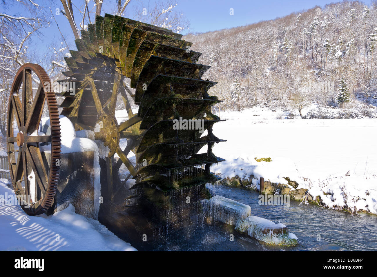 Alten Wasserrad von einer historischen Wassermühle Stockfoto