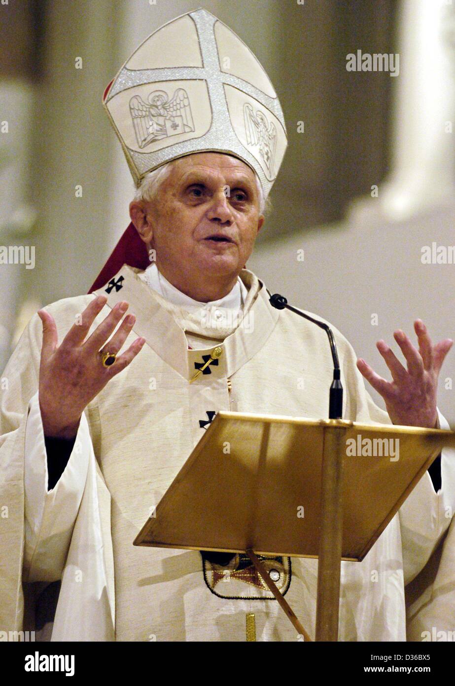 (Dpa-Dateien) - deutsche Kardinal Joseph Ratzinger hält eine Predigt während eines Gottesdienstes in Regensburg, Deutschland, 15. Januar 2004. Ratzinger wählte neuen Papst auf Dienstag, 19. April 2005, benennen sich Benedikt XVI. Stockfoto