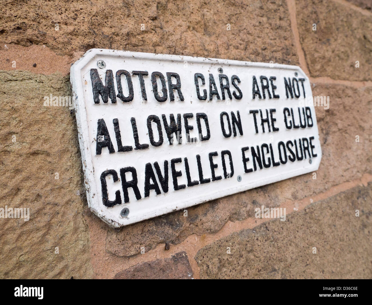 Ein altes Schild mit der Aufschrift "Motor Autos sind nicht erlaubt auf The geschottert Enclosure" außerhalb des Golf Club in North Berwick, Schottland. Stockfoto