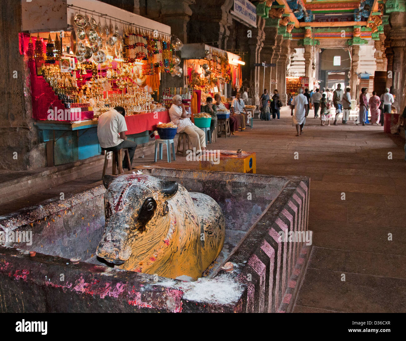 Heilige Kuh Sri Meenakshi Amman Tempel hinduistischen (Parvati - Meenakshi - Shiva-Sundareswarar gewidmet) Madurai, Indien Stockfoto