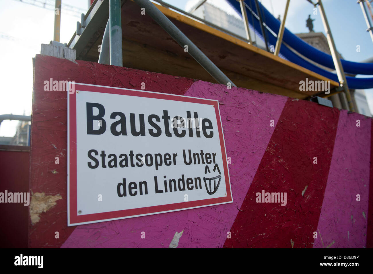 Die Baustelle an der Berliner Staatsoper ist unter Den Linden in Berlin, Deutschland, 11. Februar 2013 abgebildet. Nach Berechnungen der Baubehörden sind die Kosten für das Bauvorhaben von fast 46 Millionen Euro auf 288 Millionen Euro gestiegen. Die Wiedereröffnung ist bis mindestens 2015 sowie zurück gedrängt worden. Foto: MAURIZIO GAMBARINI Stockfoto