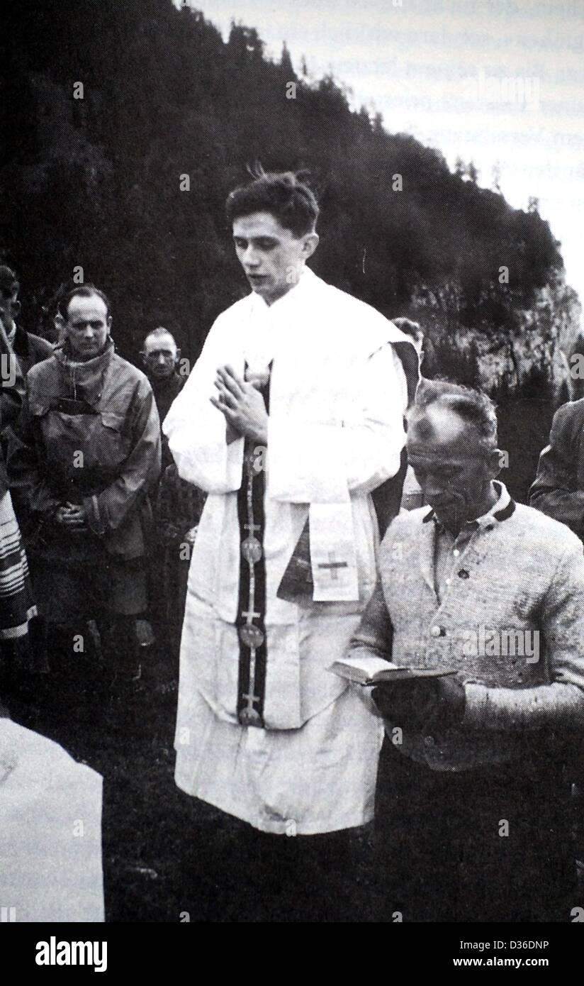(DATEI) Eine Archivfoto datiert 1952 zeigt der damalige Priester Joseph Ratzinger geben Masse in Ruhpolding, Deutschland. Am 19. April 2005 wurde Kardinal Joseph Ratzinger zum Papst in Rom gewählt. Foto: privat Stockfoto