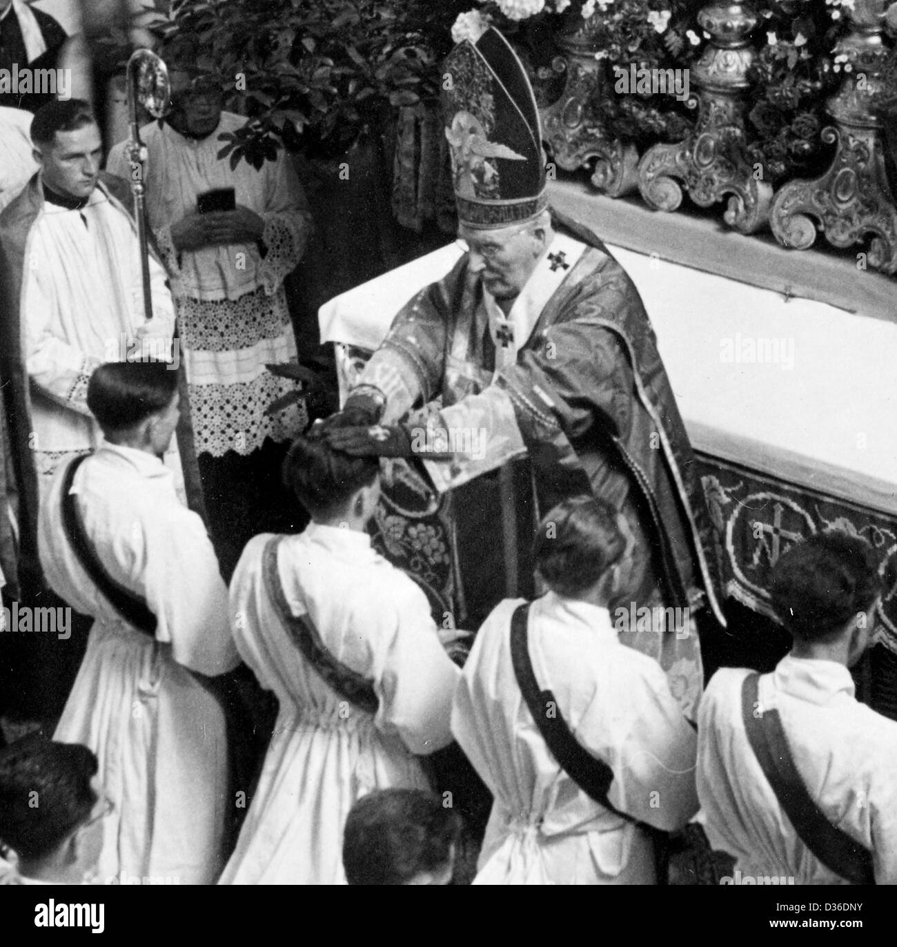 (DATEI - HANDOUT) Ein Archiv Handzettel vom 29. Juni 1951 zeigt Kardinal Michael von Faulhaber (siehe oben) legte seine Hände auf Joseph Ratzinger bei seiner Ordination am Dom in Freising, Deutschland. Am 19. April 2005 wurde Kardinal Joseph Ratzinger zum Papst gewählt. Foto: Erzdiözese München und Freising Stockfoto
