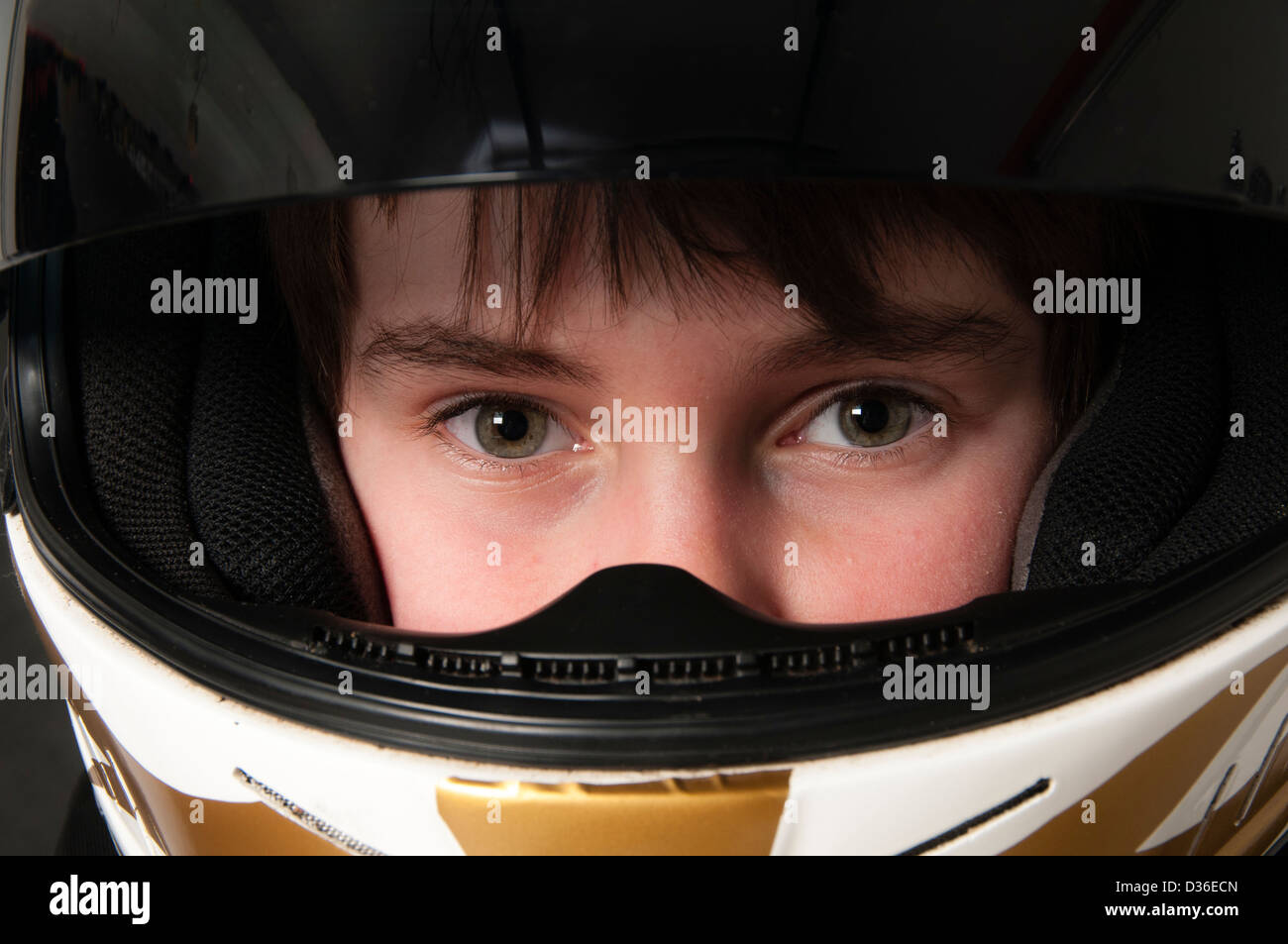 Kind trägt einen Helm Motorsport Stockfoto