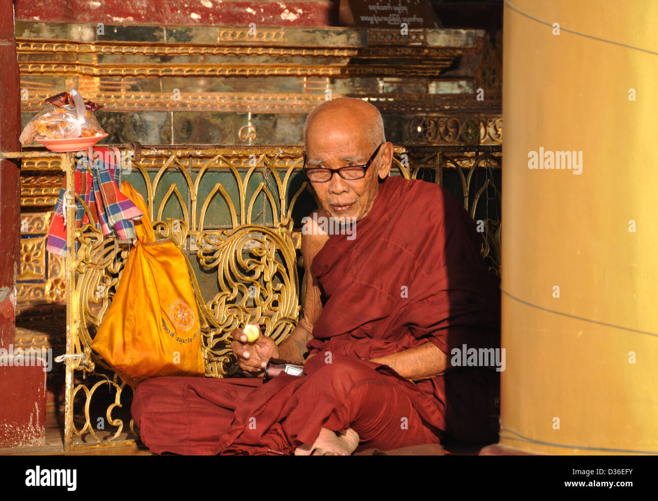 Buddhistischer Mönch sitzen Stockfoto