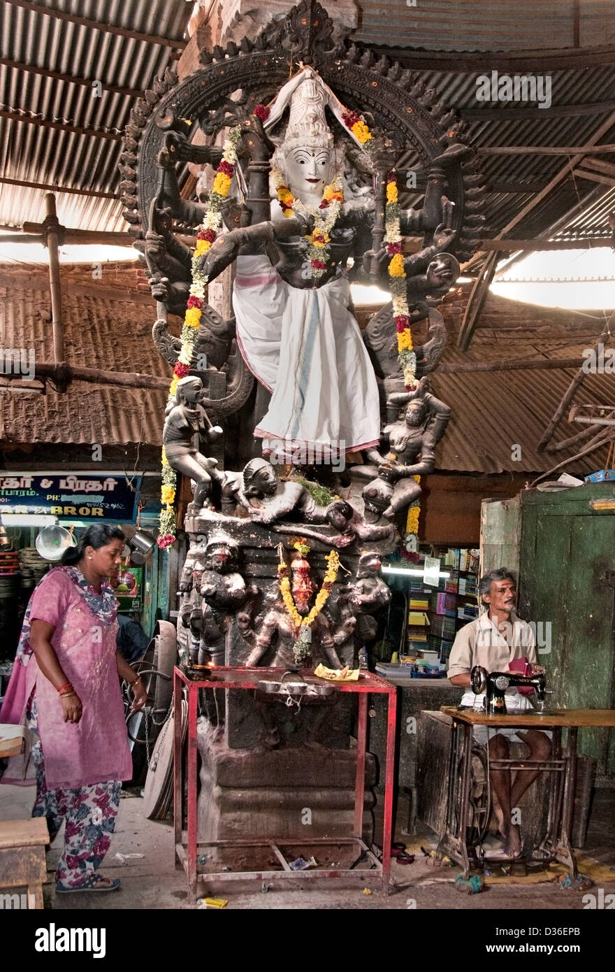 Schneider gegenüber der Sri Meenakshi Amman Tempel in Madurai Indien indischen Tamil Nadu Stadt Stadtzentrum Stockfoto