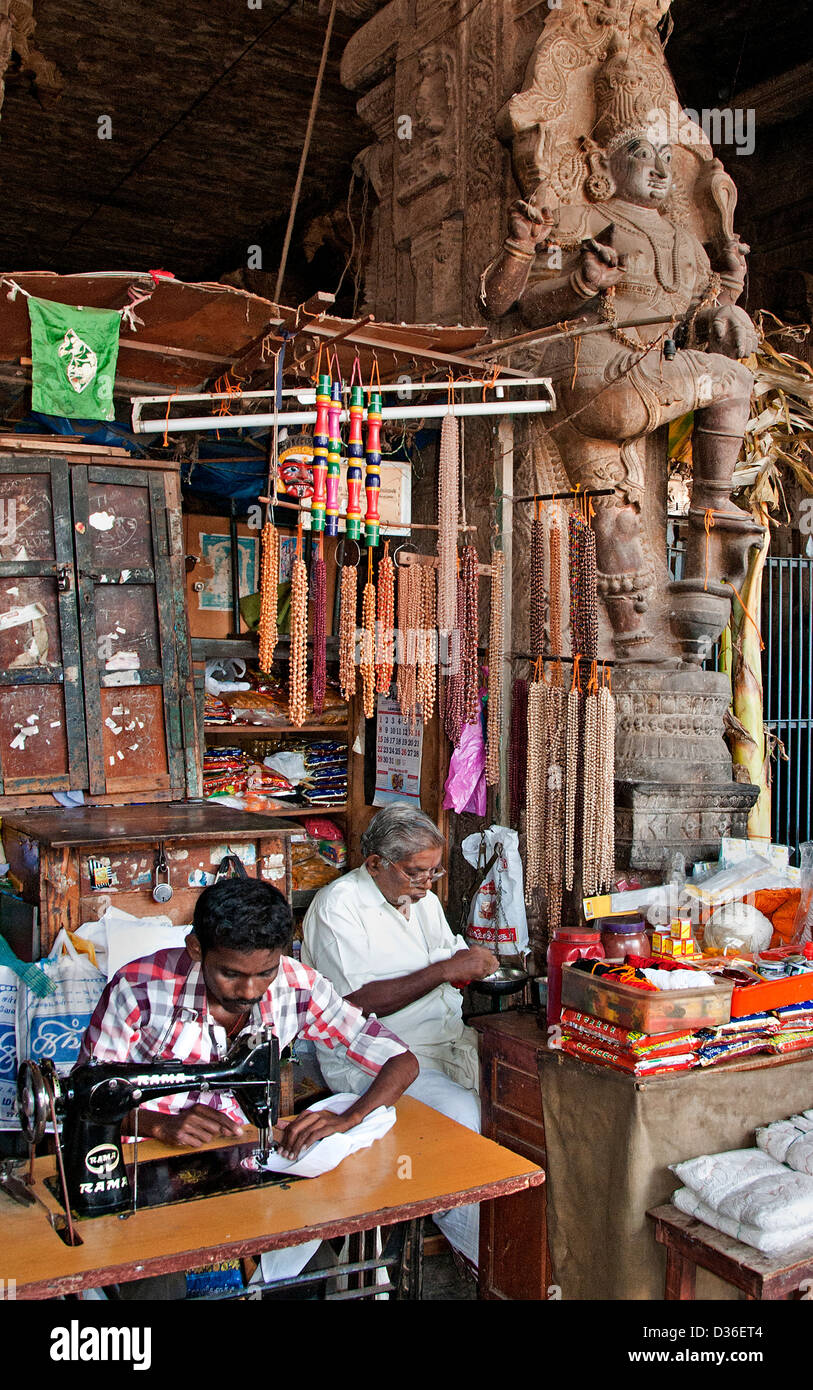 Schneider gegenüber der Sri Meenakshi Amman Tempel in Madurai Indien indischen Tamil Nadu Stadt Stadtzentrum Stockfoto