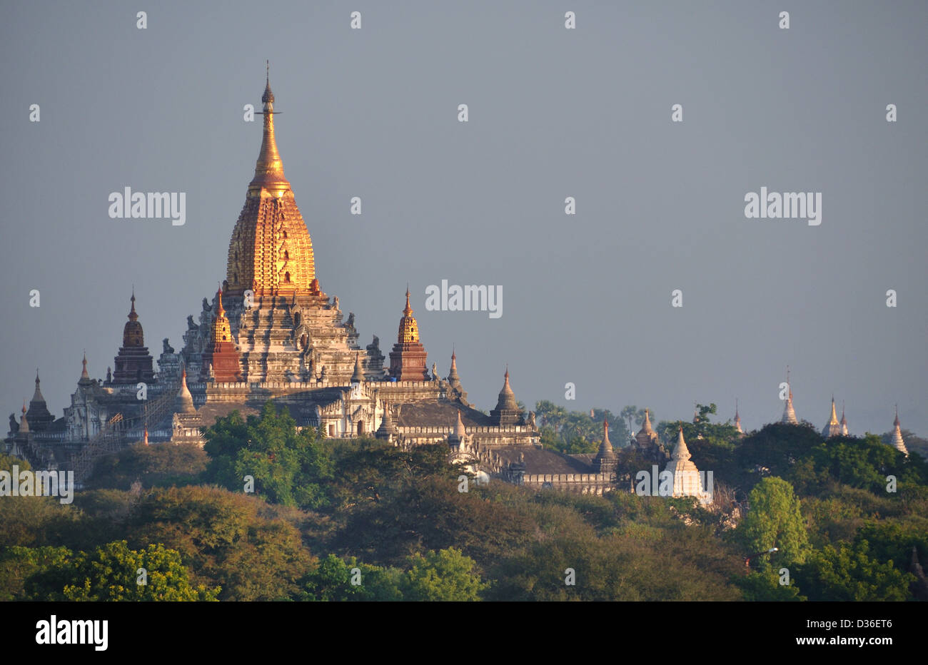 Ananda Pahto Tempel mit im Morgenlicht schimmernden gold 170ft hohen Kuppel. Stockfoto