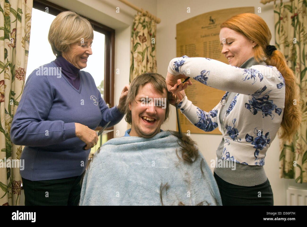 Der 26 Jahre alte Mann in Prozess der in alle seine Haare für Krebs Liebe rasiert, Bordon, Hampshire, UK. Stockfoto