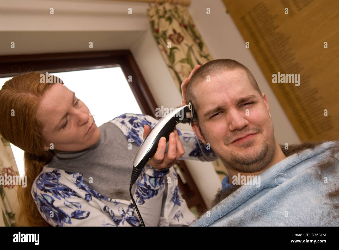 Der 26 Jahre alte Mann in Prozess der in alle seine Haare für einen Krebs Liebe, Bordon, Hampshire, uk rasiert. Stockfoto