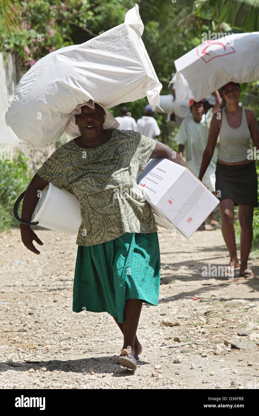 Leogane, Haiti, tragen zusätzliche freiwillige Ladungen auf den Kopf Stockfoto