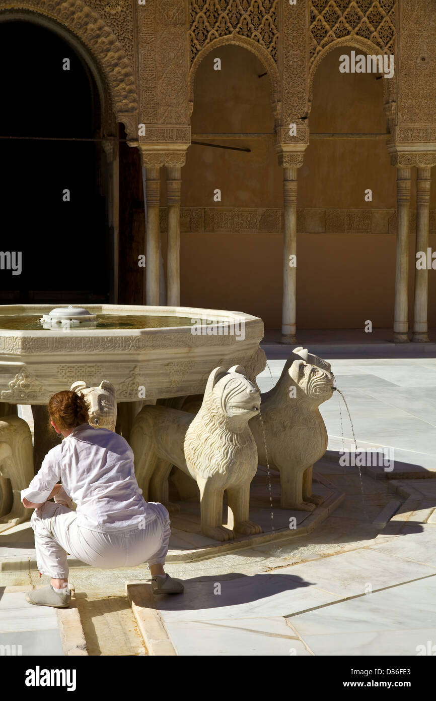 Reparatur der Löwenbrunnen im Innenhof des Palastes der Löwen in der Alhambra in Granada, Andalusien, Spanien Stockfoto