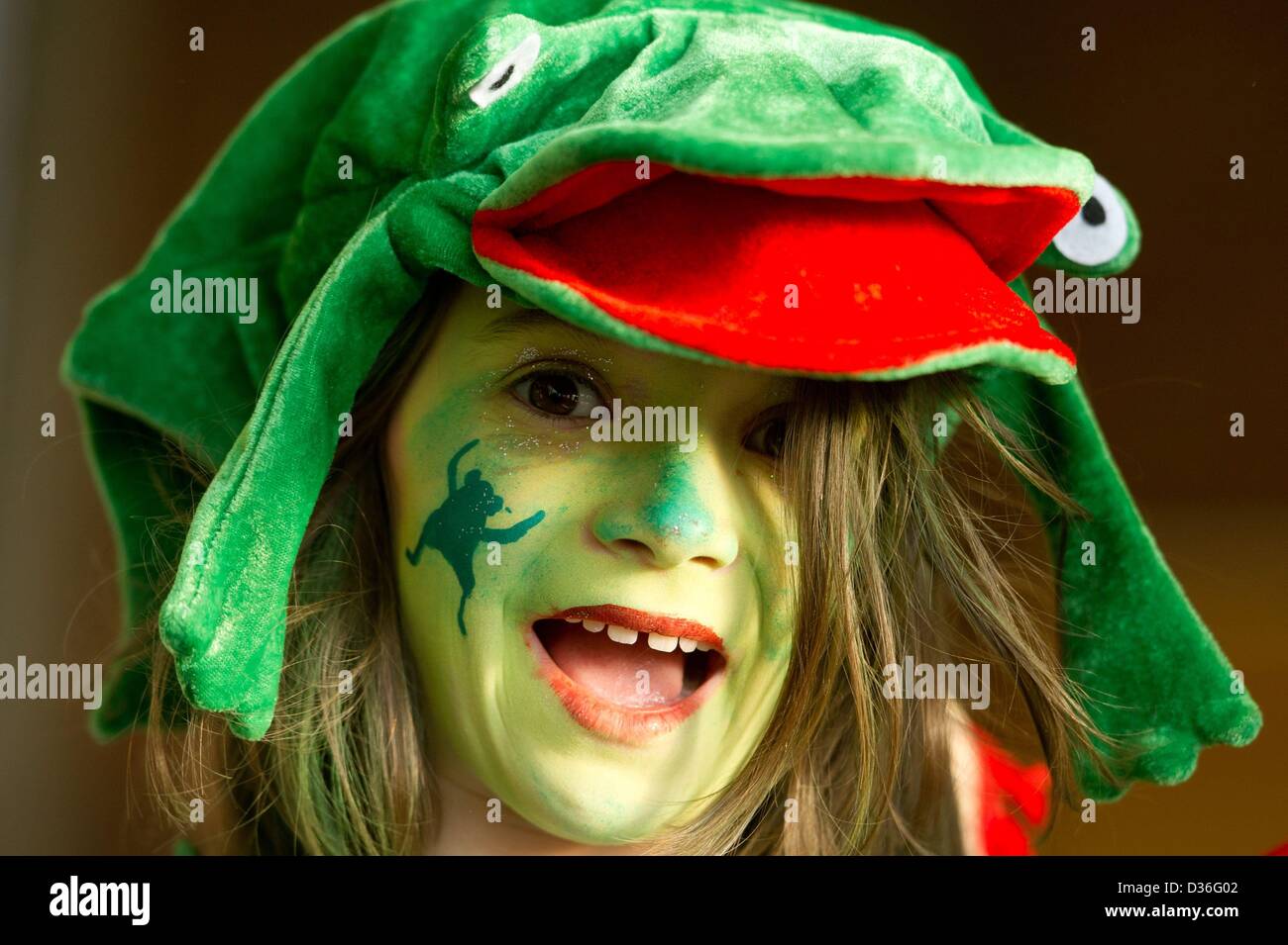 Acht - jährige Amelie posiert für Rosenmontag an der Montessor Grundschule in Hannover, Deutschland, 11. Februar 2013. Foto: SEBASTIAN KAHNERT/apa/Alamy Live-Nachrichten Stockfoto