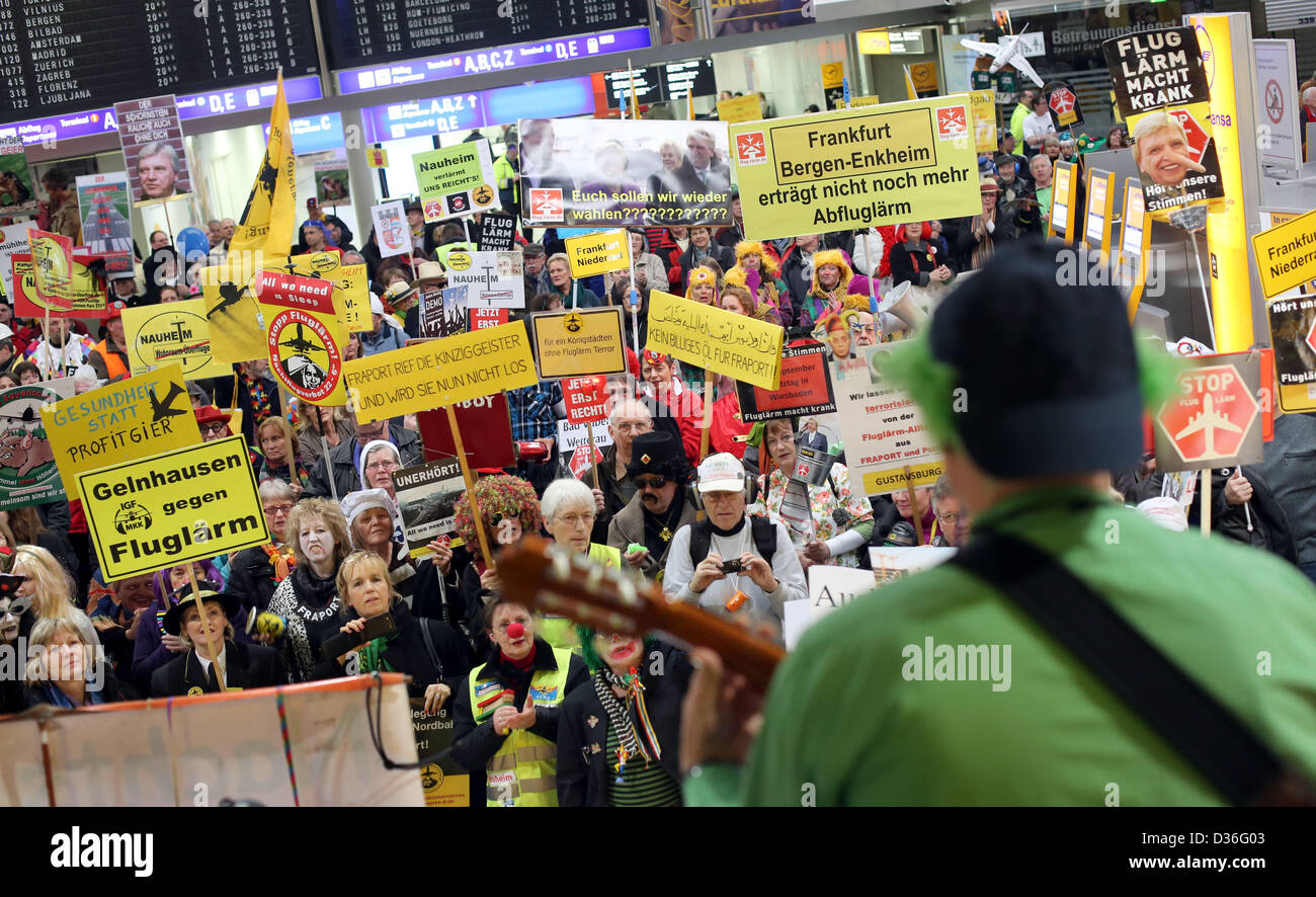 Kostümierte Demonstranten stehen im Terminal 1 am Flughafen in Frankfurt am Main, 11. Februar 2013. Menschen versammelten sich zum 50. Mal Protest gegen Fluglärm, die neue Start-und Landebahn und eine Erweiterung der Nachtflüge am Frankfurter Flughafen. Foto: FRANK RUMPENHORST Stockfoto