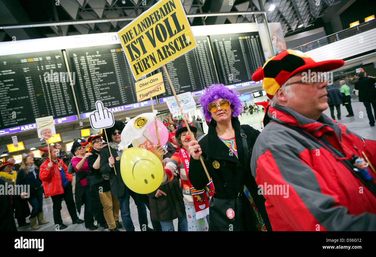 Kostümierte Demonstranten steht im Terminal 1 am Flughafen in Frankfurt am Main, 11. Februar 2013. Menschen versammelten sich zum 50. Mal Protest gegen Fluglärm, die neue Start-und Landebahn und eine Erweiterung der Nachtflüge am Frankfurter Flughafen. Foto: FRANK RUMPENHORST Stockfoto