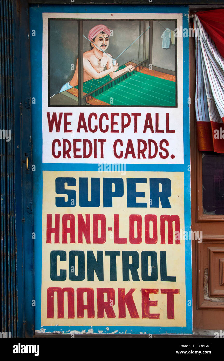 Super Hand Webstuhl Markt für alte Poster Billboard wir akzeptieren alle Kreditkarten Madurai Indien Indian Tamil Nadu Stadt City Center Stockfoto