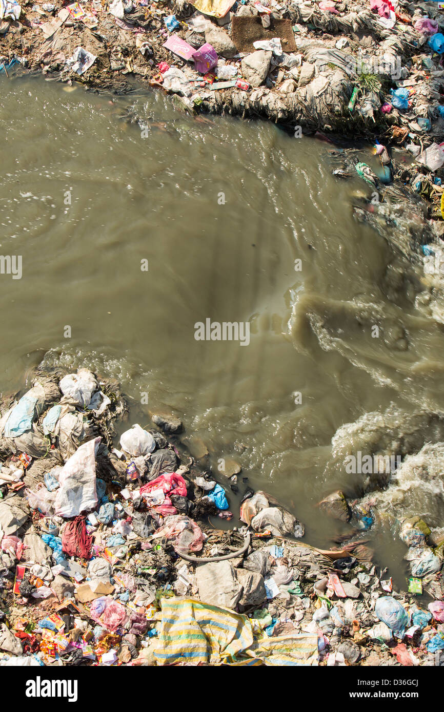 Der Bagmati-Fluss, der durch Kathmandu in Nepal. Der Fluss ist voller Müll und Abwässer, die in den Fluss geleert ist. Die Einheimischen sehen den Fluss als ein Müll-Abhol-Service. Stockfoto