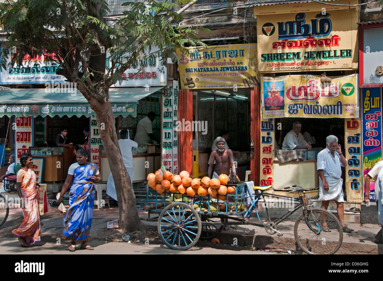 Straße Markt Kokosnüsse Anbieter Fahrrad Madurai Indien Indian Tamil Nadu Stadt City Center Stockfoto