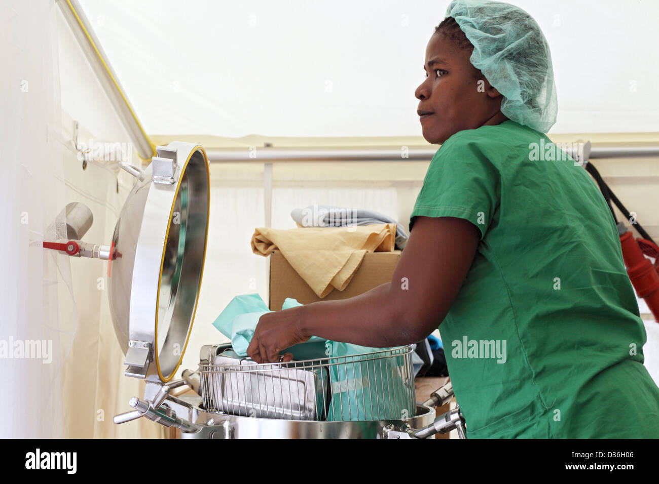 Carrefour, Haiti, Krankenschwester, ausgestattet mit einem Dampf Sterilisator Chirurgisches Besteck Stockfoto