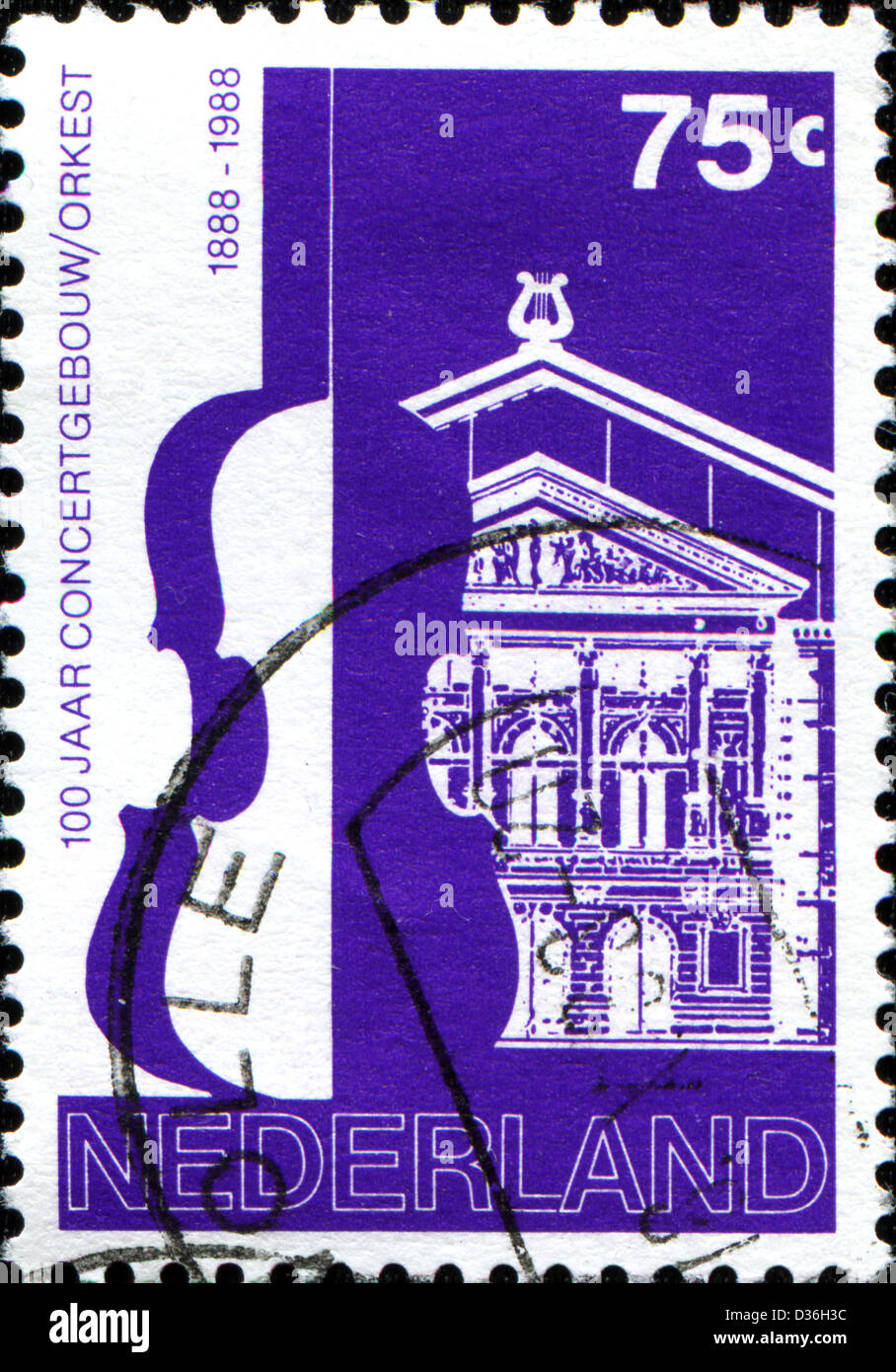 Niederlande - ca. 1988: Eine Briefmarke gedruckt in Holland zeigt Concertgebouw Amsterdam und Orchester, hundertjährigen, ca. 1988 Stockfoto