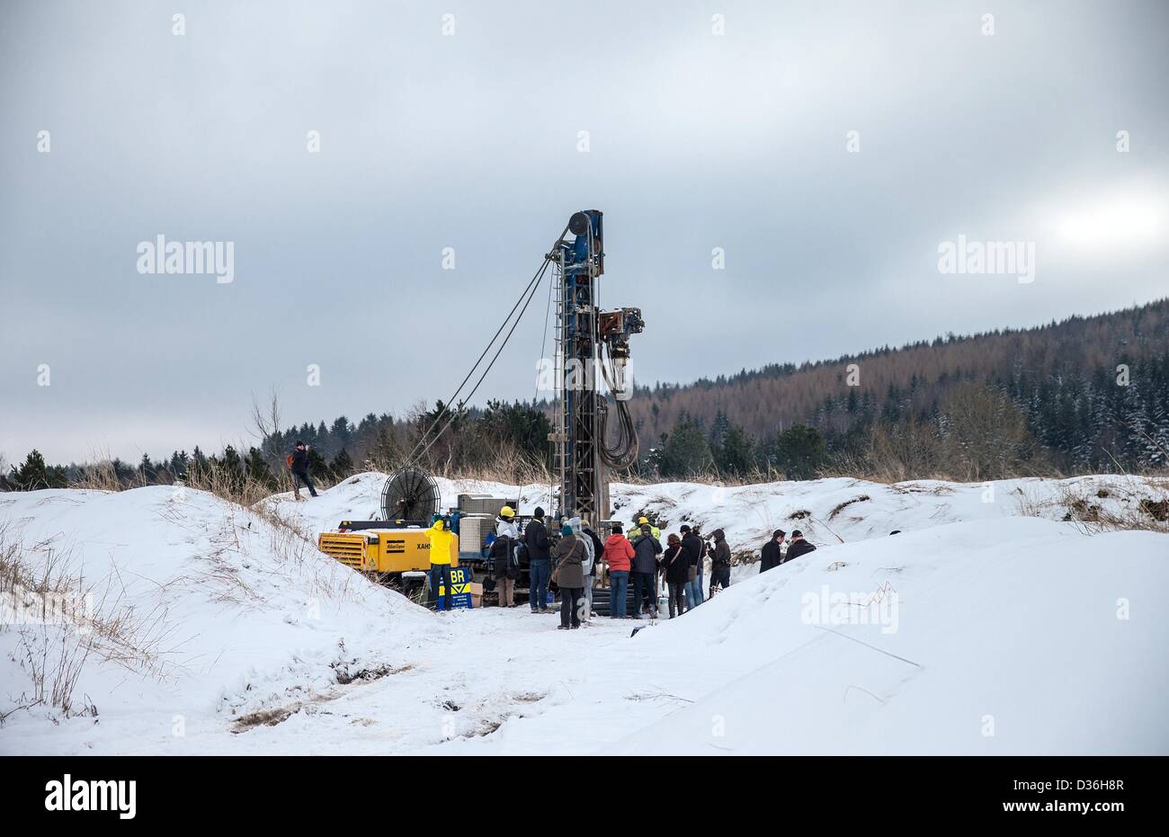 Arbeiter bereiten ein Bohrkopf für Proben auf eine Mine Müllkippe in Altenberg, Deutschland, 11. Februar 2013 zu bohren. Das Helmholtz-Forschungszentrum in Dresden und die Bergakademie Freiburg untersuchen Bergbau Deponien in den Erzegebirge Bergen für wichtige Metalle wie Indium und Geranie oder seltene-Erden-Elemente. Foto: Oliver Killig Stockfoto