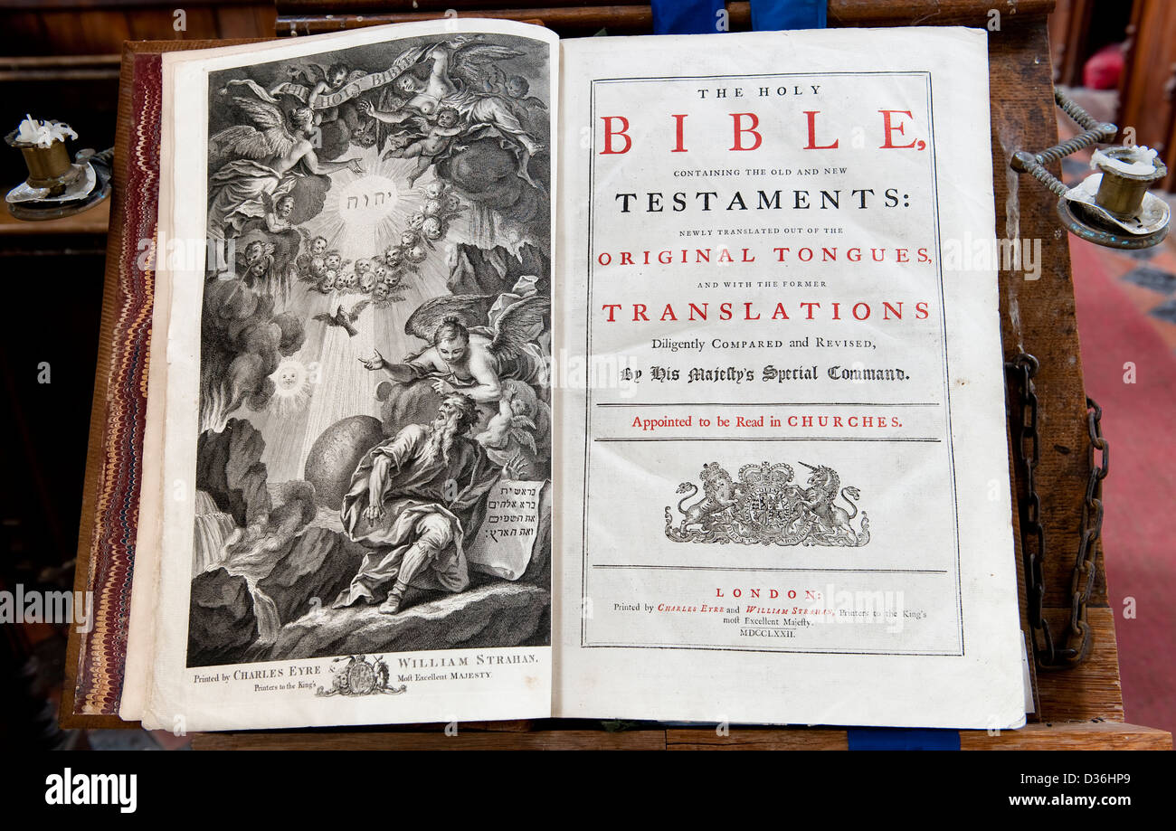 Die Titelseite einer alten Bibel, datiert 1772, in einer abgelegenen Dorfkirche in Wales, Großbritannien. Das Frontispiz zeigt, wie Moses die zehn Gebote empfängt. Stockfoto