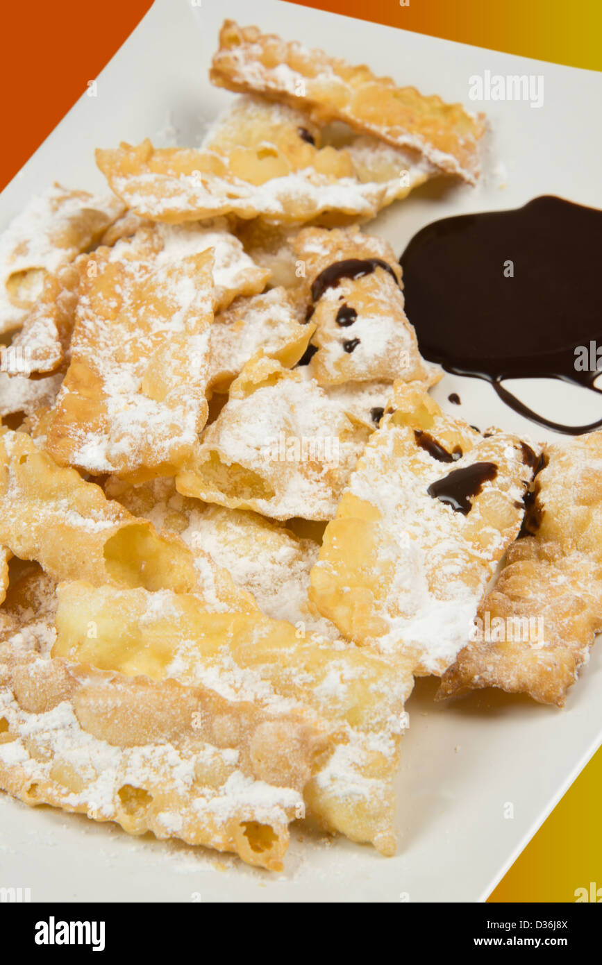 Chiacchiere, gebraten Italienisch Karneval Kekse mit Puderzucker Stockfoto