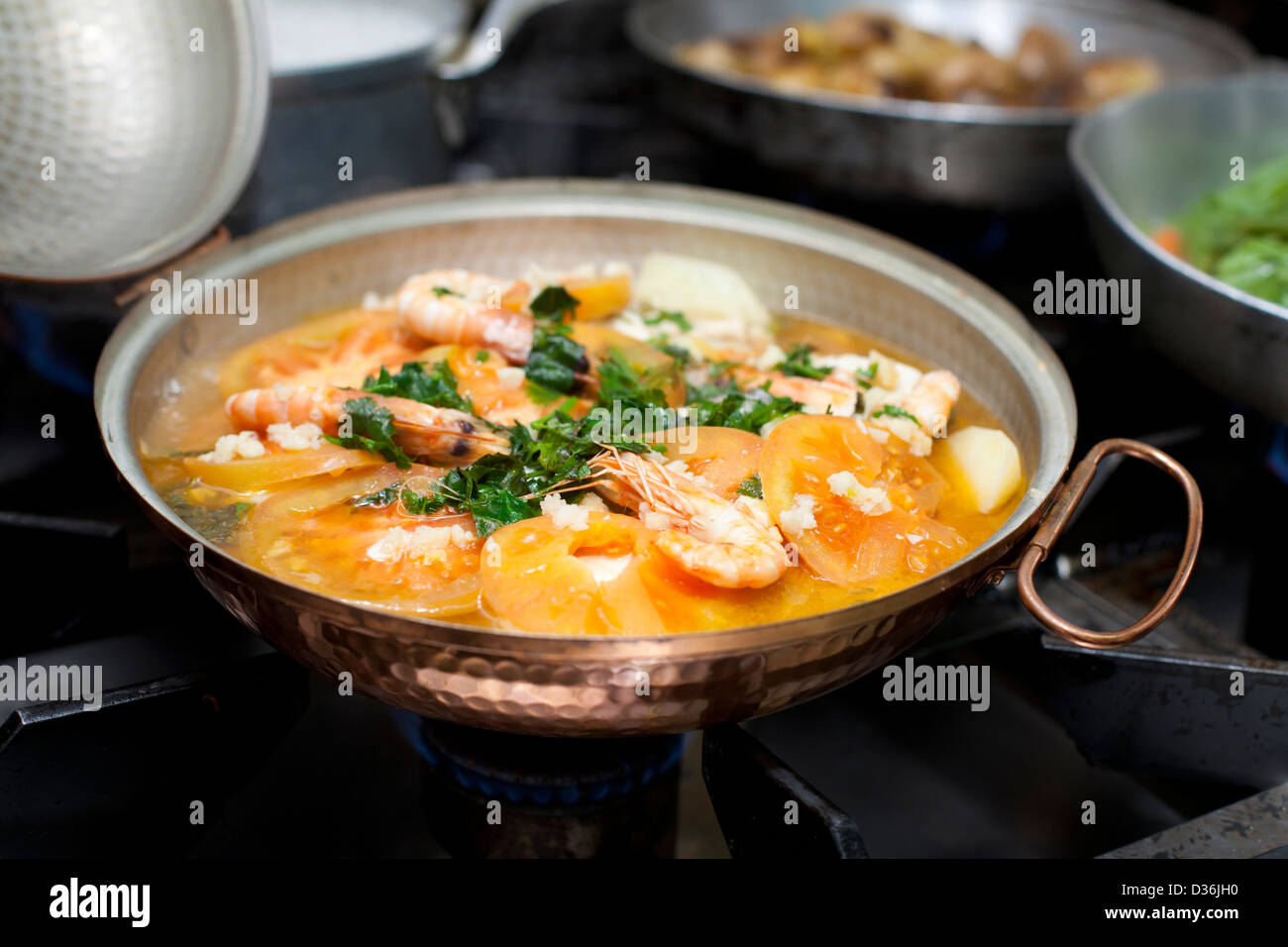 Cataplana verschiedener Fische und Garnelen, Estoril, Portugal. Stockfoto