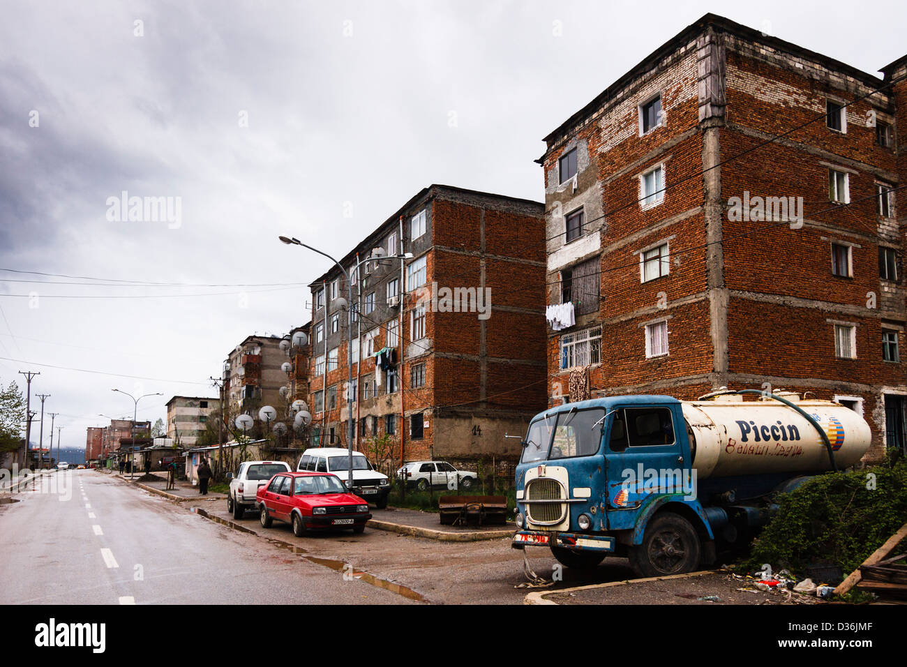 Heruntergekommene Gebäude in der abgelegenen Stadt Bajram Curri, Tropojë Bezirk Nordalbanien. Stockfoto