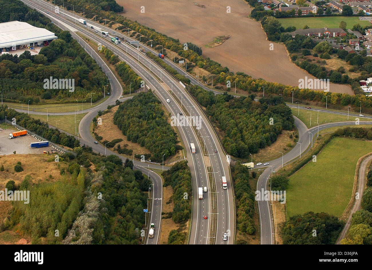 Luftaufnahme M54 Autobahn an der Kreuzung 1 Featherstone UK. Luftaufnahme Straßen Gebäude Autobahnen Großbritannien Britische Mautstelle Infrastruktur Autobahn Autobahnen Stockfoto