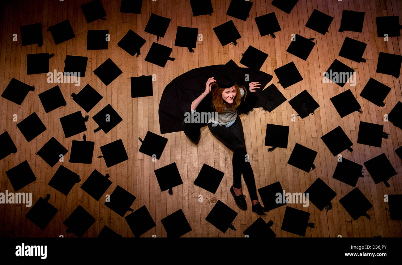 Hannah Supple-Turnham mit Mörtel Boards in Bereitschaft für die University of Brighton Winter Promotionen. Stockfoto