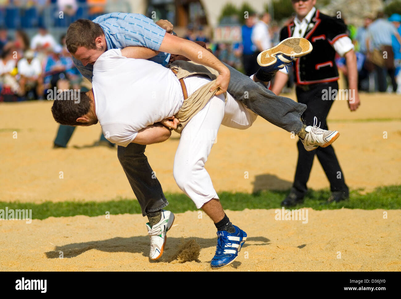 Schwingen (Schwingfest) an Folklore-Festival, mit Zuschauern im Hintergrund Stockfoto