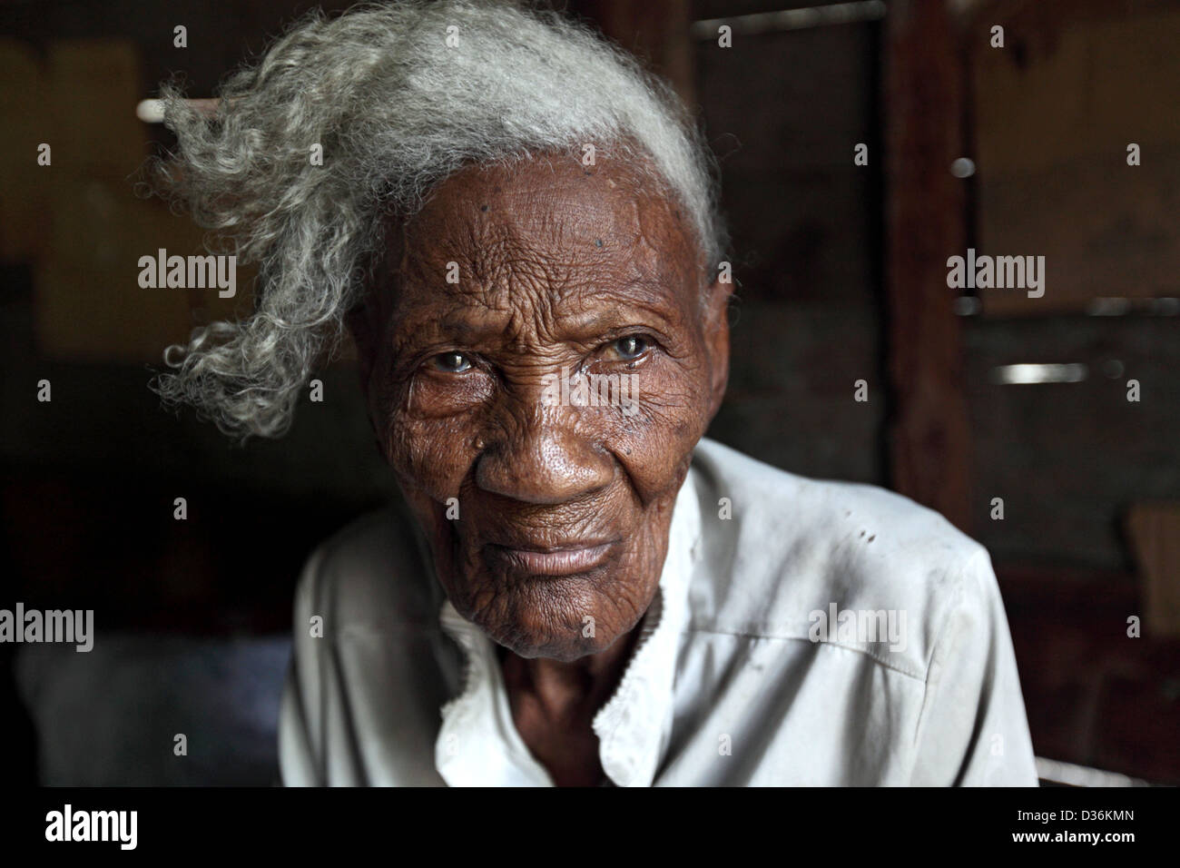 Leogane, Haiti, Porträt einer alten Frau in einem Flüchtlingslager Stockfoto