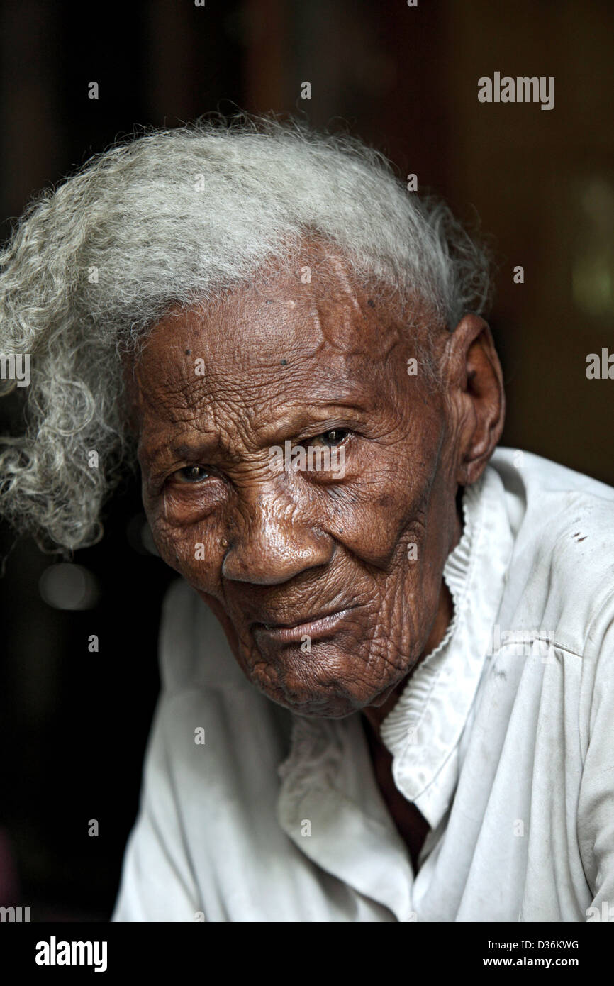 Leogane, Haiti, Porträt einer alten Frau in einem Flüchtlingslager Stockfoto