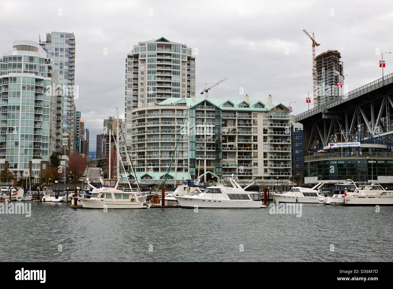 False Creek Yacht Club und Waterfront Mehrfamilienhäuser Vancouver BC Kanada Stockfoto